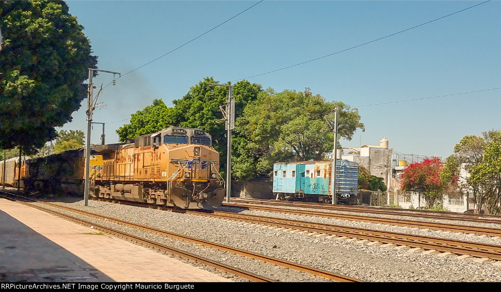 UP AC44CWCTE leading a train